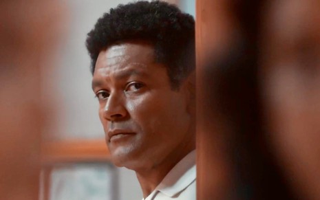 O ator Rodrigo dos Santos olha para o lado de rabo de olho em cena da novela Amor Perfeito como o personagem Valente