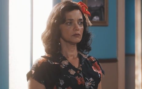 A atriz Ana Cecília Costa com expressão séria em cena de Amor Perfeito