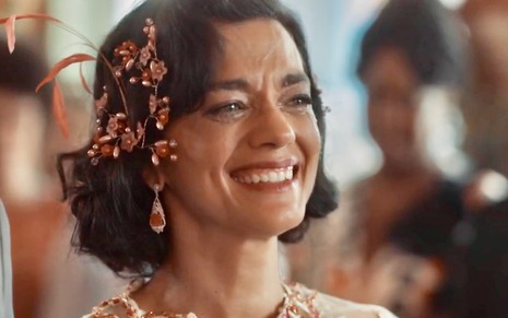 A atriz Ana Cecília Costa está em cena da novela Amor Perfeito caracterizada como Verônica, chorando de alegria