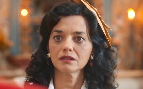 A atriz Ana Cecília Costa está em close e com expressão de espanto em cena da novela Amor Perfeito como Verônica