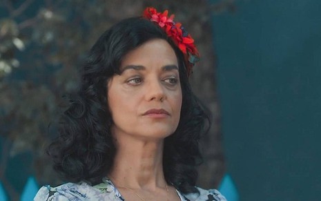 A atriz Ana Cecília Costa está com a cara fechada em cena da novela Amor Perfeito como Verônica