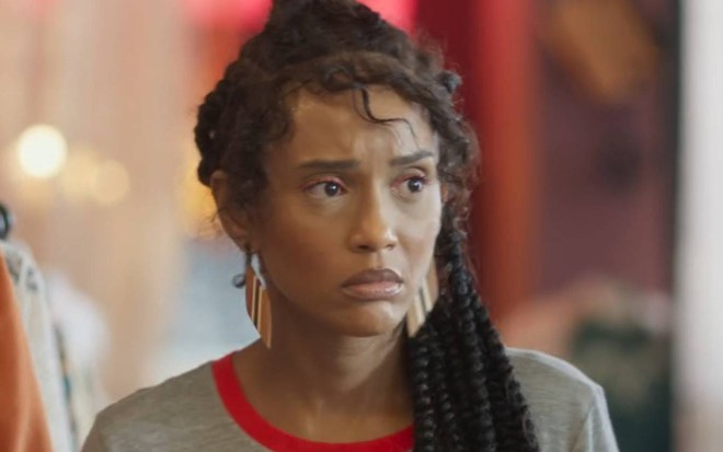 Atriz Taís Araujo olha para frente com cara de séria em cena de Cara e Coragem