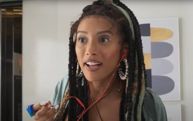 Atriz Taís Araujo sorri e olha para frente em cena de Cara e Coragem, novela das sete da Globo
