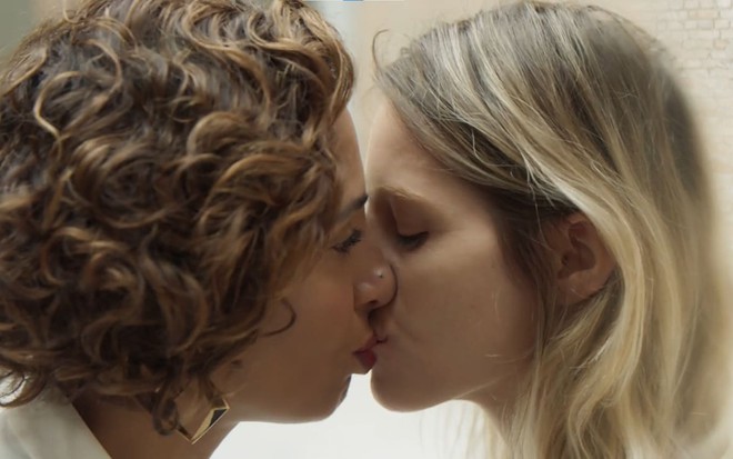 Camila Pitanga, a Olga, beija Elisa Volpatto, a Ivona, em cena de Aruanas