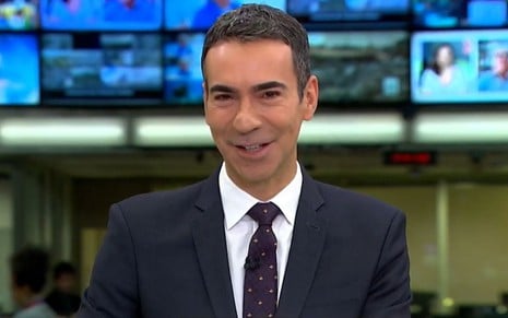 Sorridente, César Tralli apresenta o Jornal Hoje, na Globo