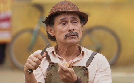 Timbó (Enrique Diaz) comendo em cena de Mar do Sertão, da Globo