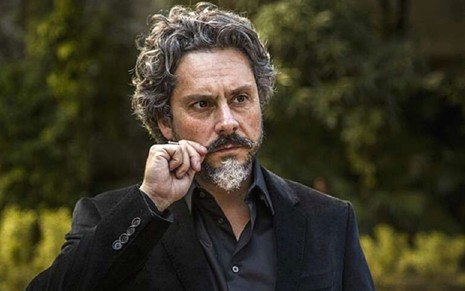 Alexandre Nero passa a mão no bigode em cena como o comendador José Alfredo na novela Império, da Globo