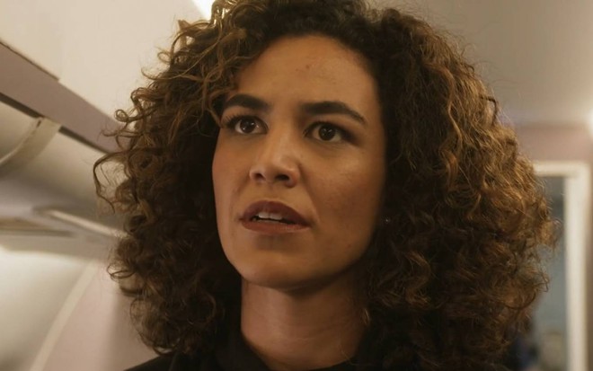 Atriz Bárbara Colen olha para frente com cara de séria em cena de Quanto Mais Vida, Melhor