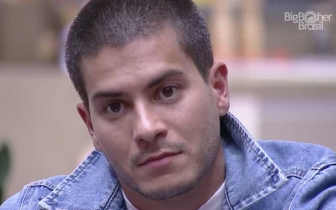 O ator Arthur Aguiar com expressão triste durante o especial BBB Dia 101