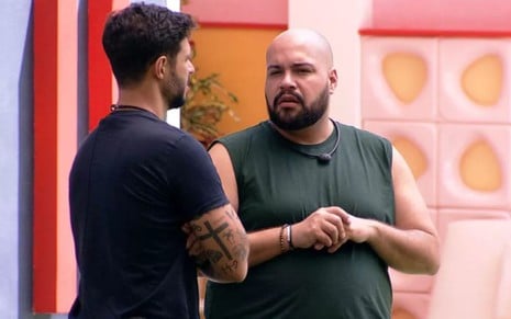 Rodrigo Mussi e Tiago Abravanel conversam na casa do BBB 22