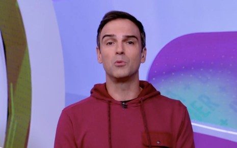 O apresentador Tadeu Schmidt no BBB 22 na noite de domingo (27) na Globo
