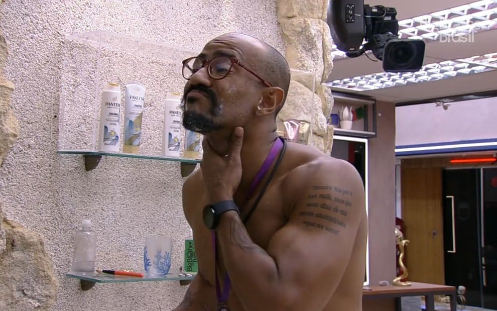 Ricardo Camargo faz a barba no BBB 23