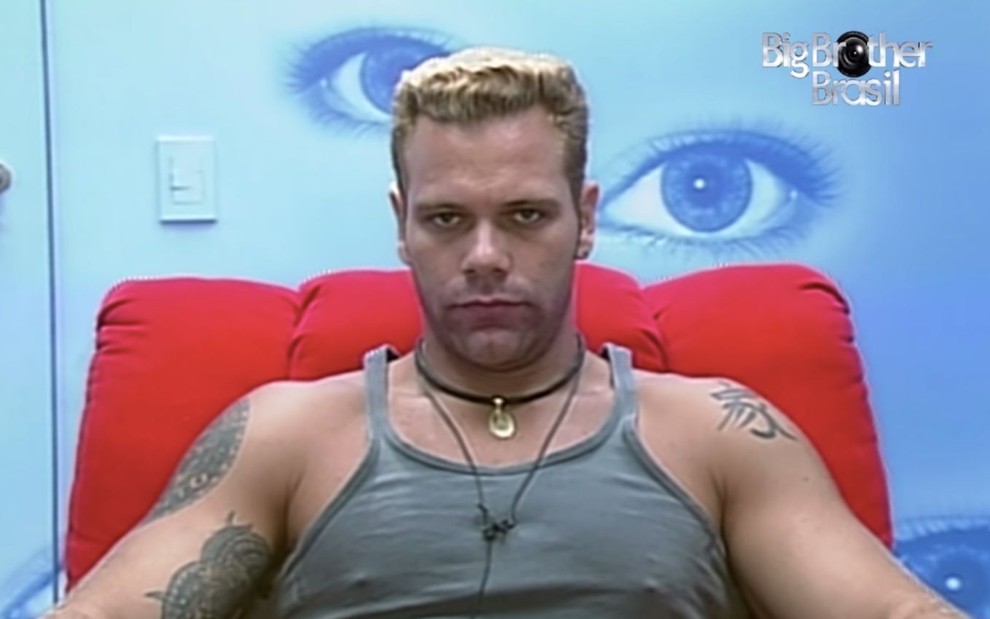 O participante do Big Brother Brasil Dilsinho Mad Max olha sério no confessionário no BBB 3 - Foto: Reprodução/Globo