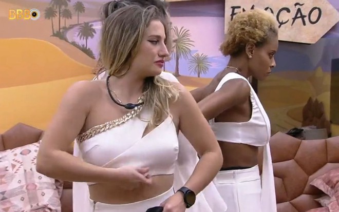 Bruna Griphao, de branco, confere top grande demais no BBB 23