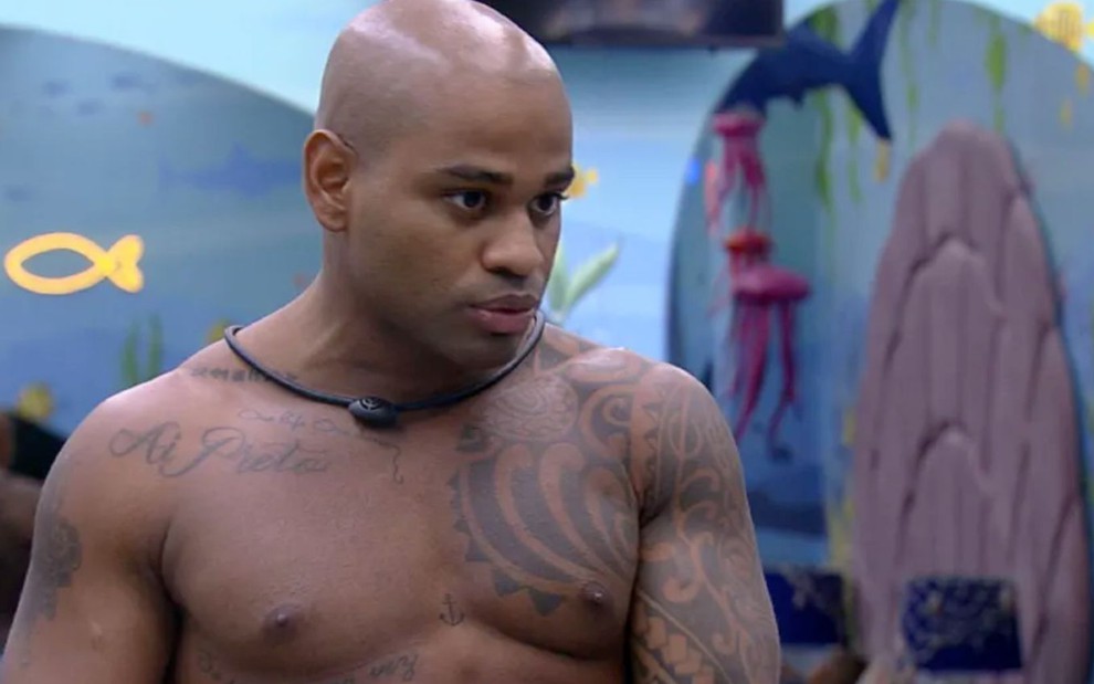 Cezar Black sem camisa no quarto fundo do mar do BBB 23