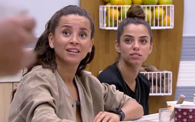 Domitila Barros está sentada à mesa ao lado de Key Alves no BBB 23