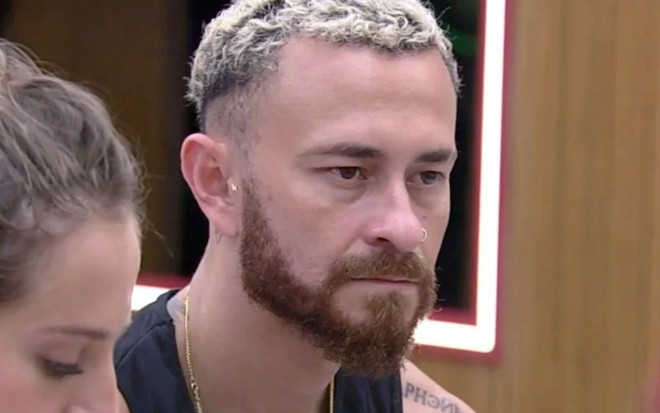 Fred Desimpedidos com expressão de seriedade no BBB 23