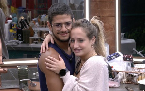 Gabriel Santana abraçado com Bruna Griphao no BBB 23