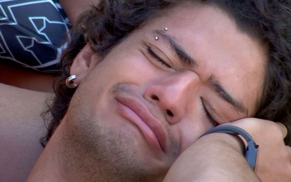 O ator Gabriel Santana chora no BBB 23
