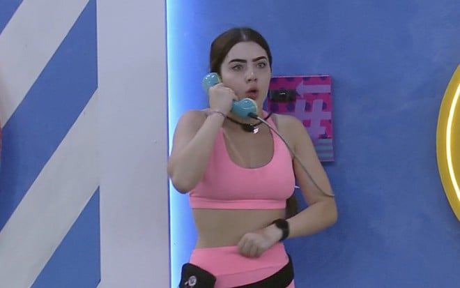 A influenciadora Jade Picon atende o Big Fone no BBB 22