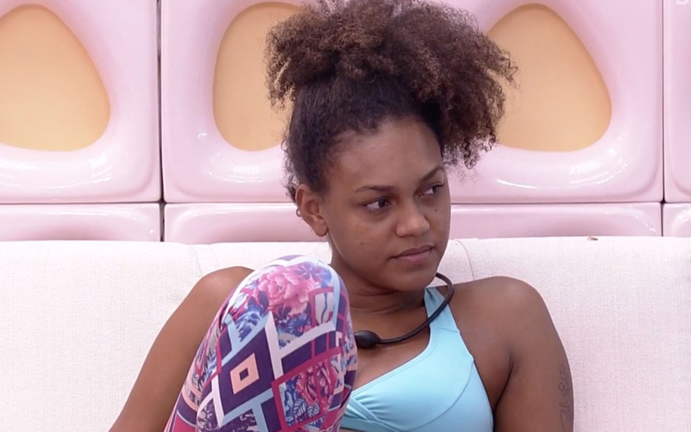 Jessilane Alves sentada em um sofá na área externa do Big Brother Brasil