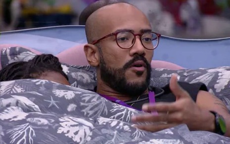 Foto de Ricardo Camargo na cama do quarto fundo do mar do BBB 23