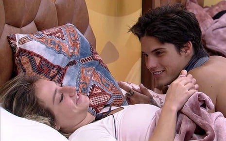 Bruna Griphao e Gabriel Tavares conversam deitados na cama no BBB 23; ambos estão sorridentes
