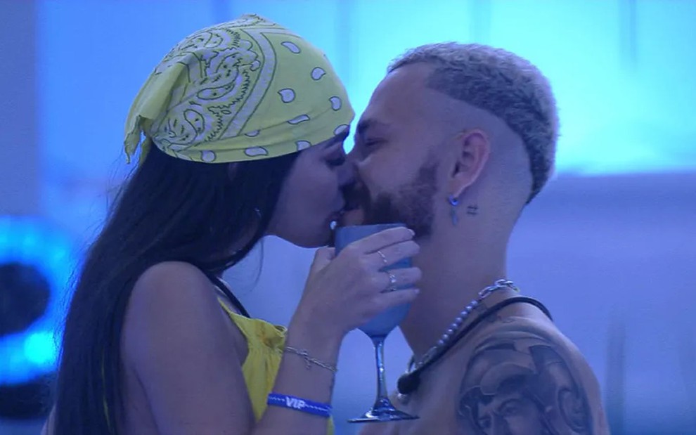 Larissa Santos e Fred Desimpedidos se beijam na festa do BBB 23
