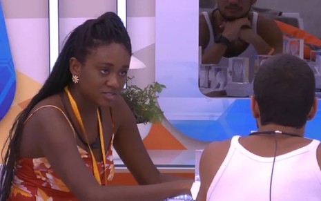 Sarah Aline conversa com Gabriel Santana, que está de costas na imagem, no quarto do líder no Big Brother Brasil 23, da Globo