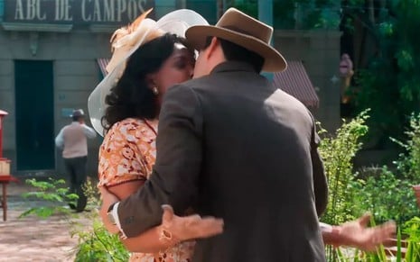 Emília (Gaby Amarantos) e Enrico (Marcos Veras) se beijam em praça