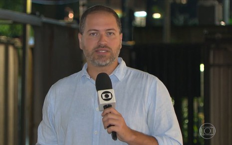 Paulo Mario Martins segura o microfone da Globo durante reportagem do Bom Dia Brasil de novembro de 2021