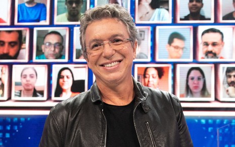 Boninho em foto no júri do Show dos Famosos: de jaqueta marrom e camiseta preta, diretor usa óculos e olha para frente