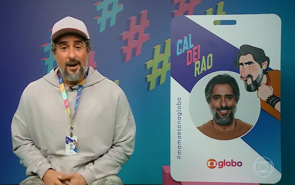 Marcos Mion ao lado de um crachá gigante no quadro Mamãe, Tô na Globo!, do novo Caldeirão