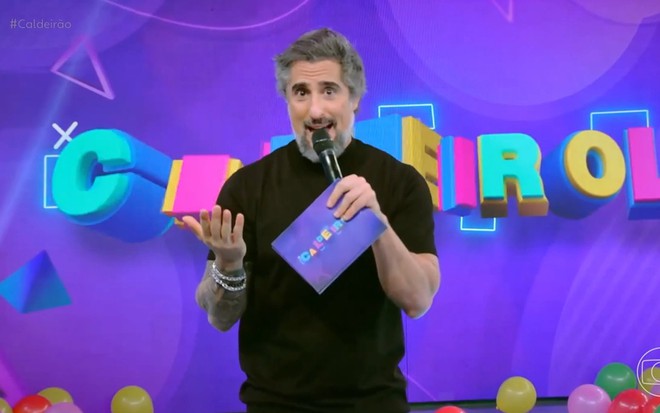 Marcos Mion tem expressão confusa no palco do Caldeirão
