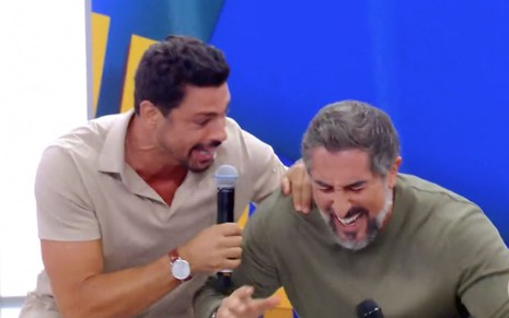 O ator Cauã Reymond e o apresentador Marcos Mion no Caldeirão deste sábado (5); eles aparecem rindo