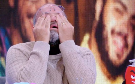 O ator Otávio Müller leva as mãos aos olhos para enxugar as lágrimas no quadro Caldeirola, do Caldeirão
