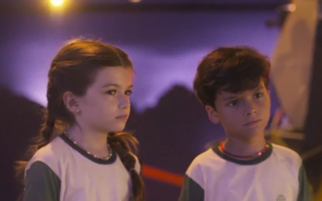Sossô (Alice Camargo) está ao lado de Chiquinho (Guilherme Tavares) em cena de Cara e Coragem