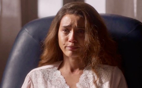 A atriz Taís Araujo chora em cena de Cara e Coragem caracterizada como Clarice