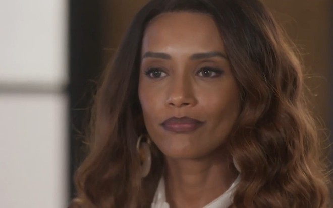 Taís Araujo em cena de Cara e Coragem, com expressão de descontentamento