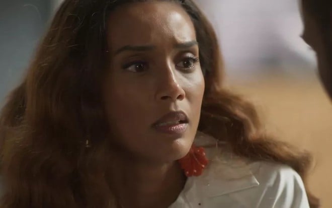 Taís Araujo está em close em cena da novela Cara e Coragem como Clarice