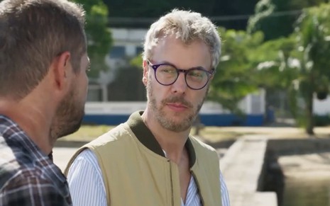 O ator Guilherme Weber caracterizado como Jonathan em cena de Cara e Coragem