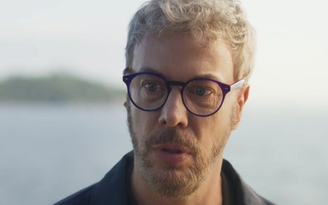 O ator Guilherme Weber exibe expressão de surpresa em cena da novela Cara e Coragem na qual atua como o cientista Jonathan