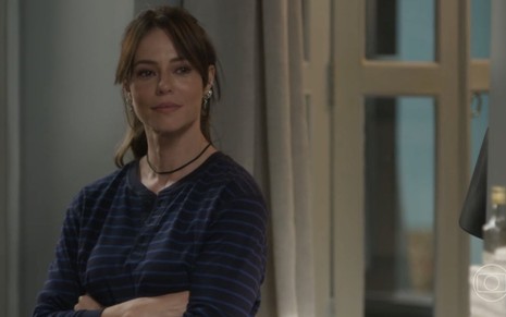 A atriz Paolla Oliveira usa uma blusa escura e olha para alguém que está fora do enquadramento da cena de Cara e Coragem