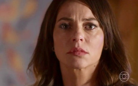 A atriz Paolla Oliveira está em close com uma lágrima escorrendo pelo rosto em cena da novela Cara e Coragem