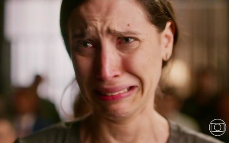 Mel Lisboa está em close e chora em cena de Cara e Coragem como a personagem Regina