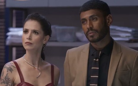 Mel lisboa e Ícaro Silva gravam cena da novela Cara e Coragem caracterizados como Regina e Leonardo