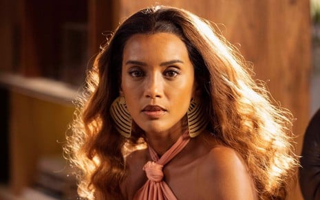 Taís Araujo em foto de divulgação da novela Cara e Coragem, com expressão séria como Clarice