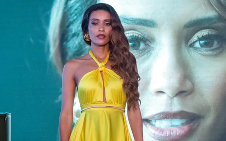 Taís Araujo usa um vestido amarelo frente única em cena de Cara e Coragem