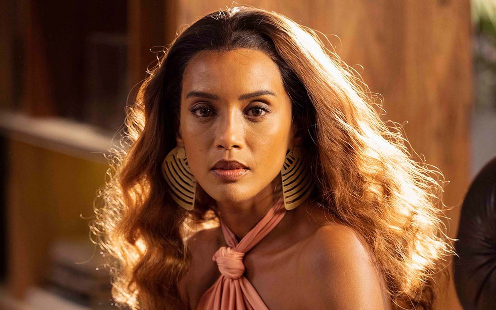 A atriz Taís Araujo com uma peruca do estilo lacefront ondulada, castanho clara, como a Clarice em cena de Cara e Coragem