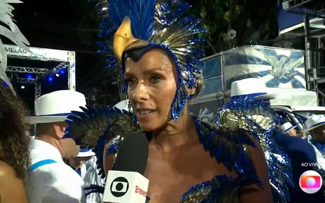Adriane Galisteu fantasiada antes de entrar no desfile da escola de samba Portela